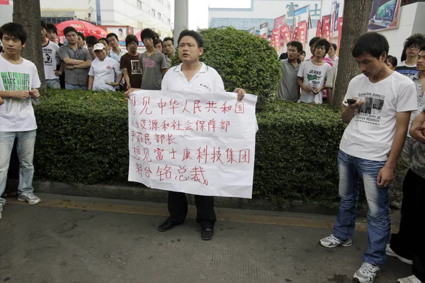 Работник Китайского Foxconn Бао Гоцзянь Показывает Знаки Хочу Встретиться Инь — стоковое фото
