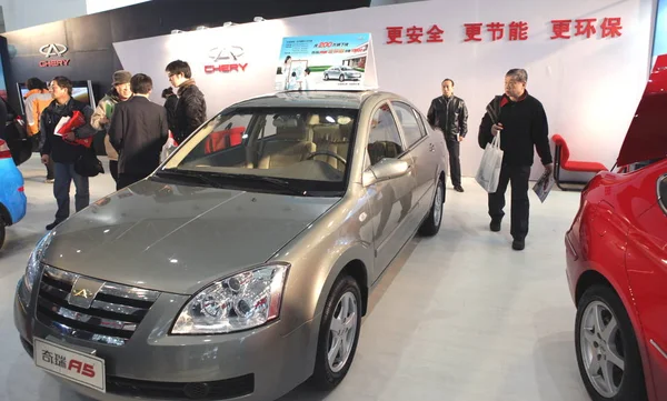 Acheteur Chinois Regarde Chery Lors Salon Automobile Pékin Chine Avril — Photo