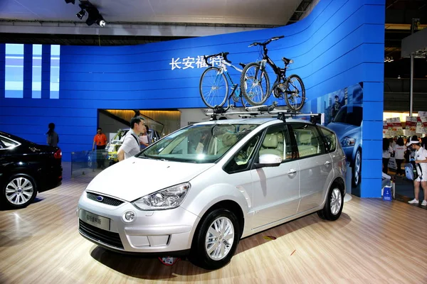 Visitante Olha Para Ford Max Durante Show Automóveis Chongqing China — Fotografia de Stock