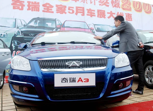 Comprador Chino Automóviles Mira Chery Durante Una Exposición Automóviles Ciudad — Foto de Stock