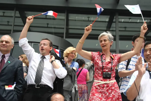 Invitados Franceses Ondean Sus Banderas Nacionales Para Celebrar Día Del — Foto de Stock