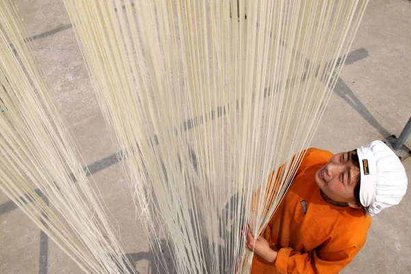 Een Chinese Arbeider Hangt Holle Noedels Drogen Een Workshop Yigou — Stockfoto