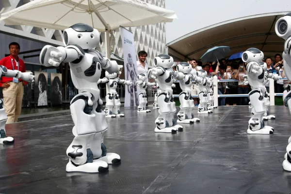Robotů Provádí Před Pavilónním Parkem World Expo Park Šanghaj Čína — Stock fotografie
