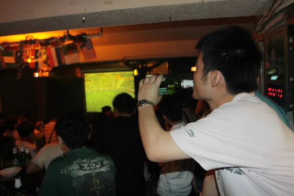 Los Chinos Ven Partido Apertura Copa Mundial Sudáfrica 2010 Bar —  Fotos de Stock