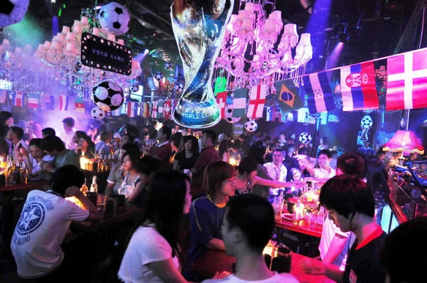 Giovani Cinesi Siedono Sotto Decorazioni Tema Coppa Del Mondo Bar — Foto Stock