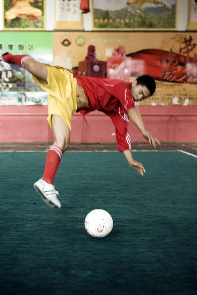 Jogador Chinês Kungfu Salta Sobre Uma Bola Futebol Durante Uma — Fotografia de Stock
