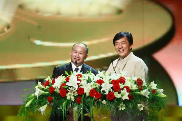 香港电影导演吴宇森 和功夫巨星成龙在中国上海举行的第十三届上海电影节闭幕式上被看到 2010年6月20日 — 图库照片
