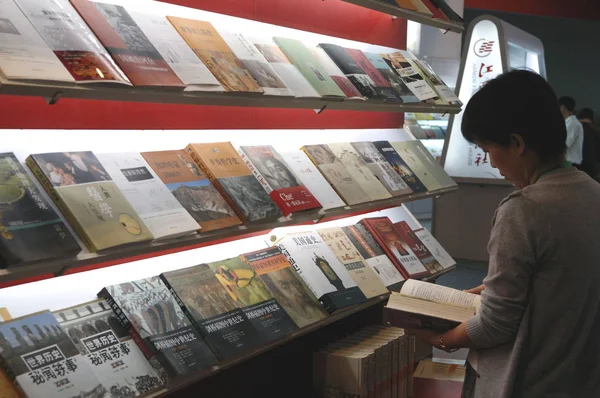 Een Chinese Bezoeker Leest Een Boek Tijdens 17E Beijing International — Stockfoto