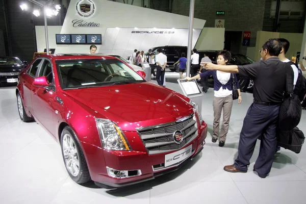 Visitantes Olham Para Cadillac Cts General Motors Durante Uma Exposição — Fotografia de Stock