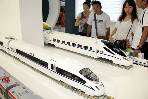 Κινέζοι Επισκέπτες Δείχνουν Μοντέλο Crh Κίνα Σιδηροδρόμων Υψηλής Ταχύτητας Τρένα — Φωτογραφία Αρχείου