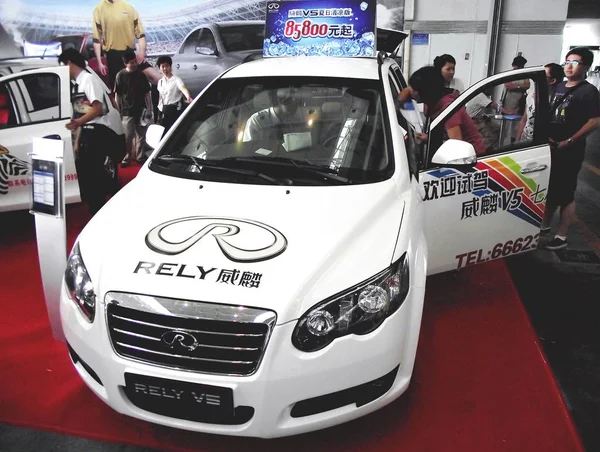 Compratori Cinesi Guardano Rely Chery Durante Una Fiera Automobilistica Nanjing — Foto Stock
