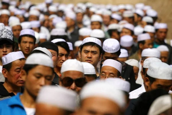 Chińscy Muzułmanie Uczestniczyć Sesji Modlitwy Podczas Eid Fitr Obrzeżach Miasta — Zdjęcie stockowe