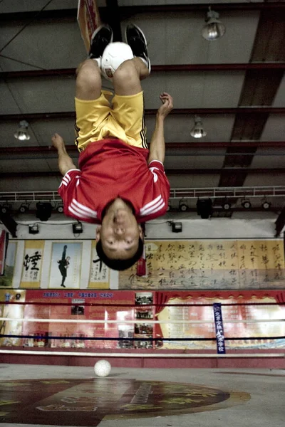 Piłkarz Chiński Kungfu Chwytania Piłki Nożnej Jego Stóp Sprawia Salto — Zdjęcie stockowe