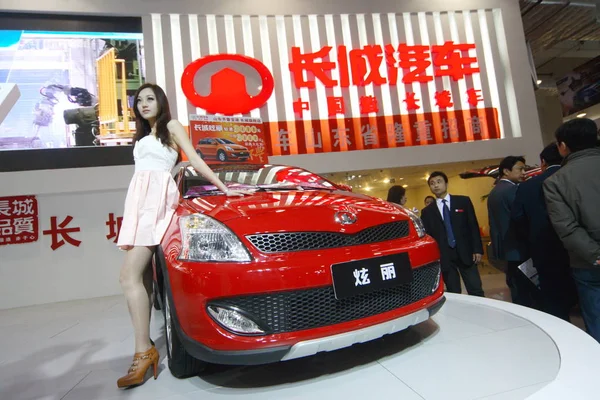 Model Pozuje Przez Samochód Greatwall Silnika Podczas Auto Show Jinan — Zdjęcie stockowe