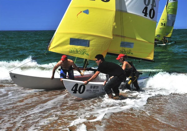 Sailors Push Sailboat Back Beach Race 19Th Hobie World Championships — Stock Photo, Image