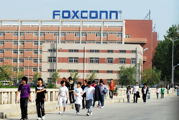 Çinli Foxconn Çalışanlar Bir Köprü Yantai Şehri Doğu Chinas Shandong — Stok fotoğraf