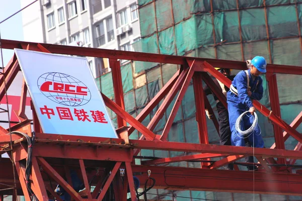 Chinesische Arbeiter Arbeiten Auf Einer Baustelle Des Chinesischen Eisenbahnbauunternehmens Crcc — Stockfoto