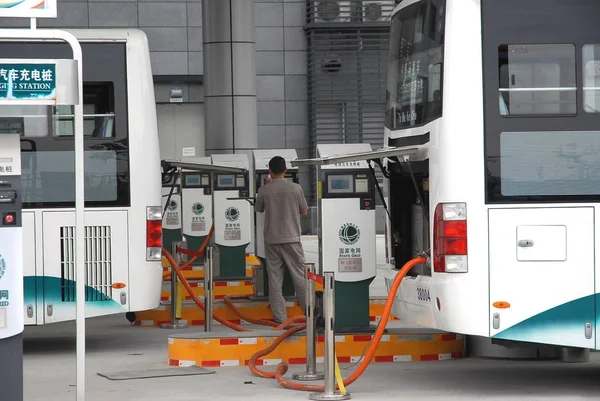 Китайский Персонал Подзаряжает Электрические Автобусы Зарядной Станции State Grid Corporation — стоковое фото
