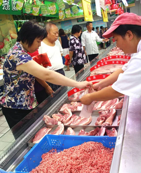 Китайские Потребители Покупают Мясо Супермаркете Наньтуне Восточный Китай Jiangsu Privince — стоковое фото