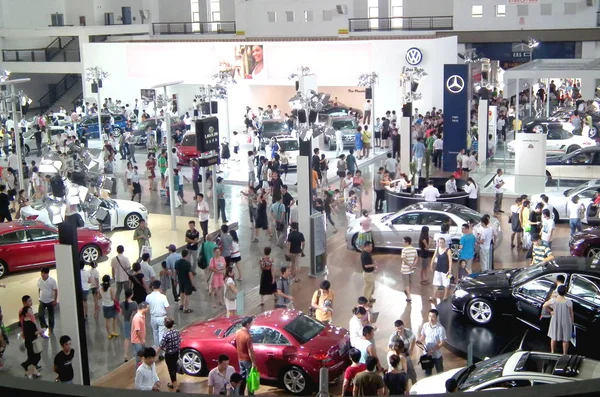 Consumatori Cinesi Guardano Auto Durante Salone Automobilistico Ningbi Est Della — Foto Stock
