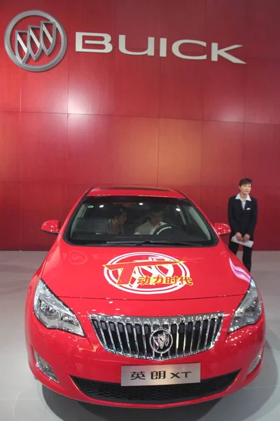 Compradores Chinos Prueban Buick Shanghai General Motor Durante Una Exposición —  Fotos de Stock