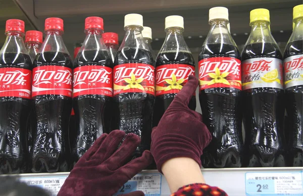 Μπουκάλια Κόκα Κόλα Φαίνονται Προς Πώληση Ένα Σούπερ Μάρκετ Στη — Φωτογραφία Αρχείου