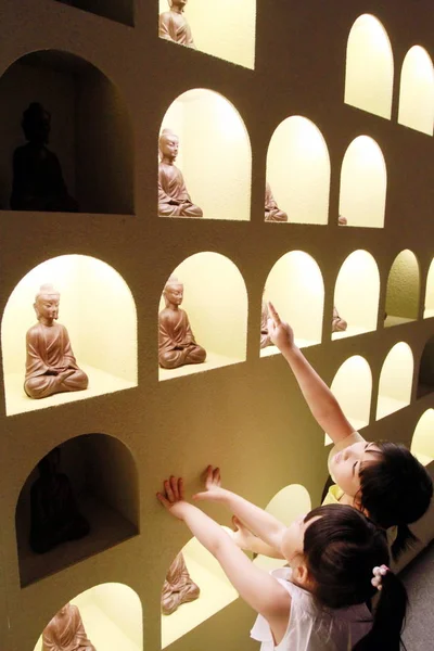 Taiwanesische Mädchen Betrachten Buddhas Aus Schokolade Bei Der Vorbesichtigung Des — Stockfoto