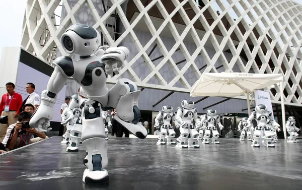Robotů Provádí Před Pavilónním Parkem World Expo Park Šanghaj Čína — Stock fotografie
