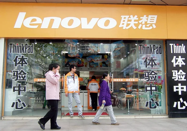 Residentes Chinos Locales Pasan Por Una Tienda Lenovo Ciudad Nanjing —  Fotos de Stock