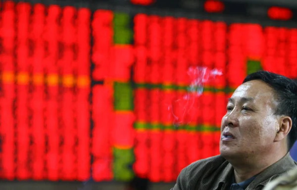 Китайський Інвестор Дивиться Частку Цін Червоний Зростання Цін Зеленого Зниження — стокове фото