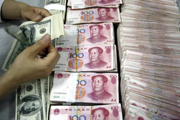 中国の銀行の店員は 米ドル紙幣の隣にある銀行の Huaibei 東中国安徽州 月2010 — ストック写真