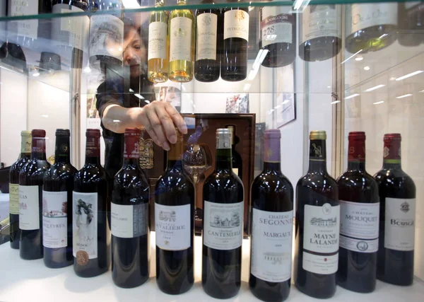 Expositor Chinês Coloca Garrafas Vinho Vitrine Para Exibição Durante Topwine — Fotografia de Stock