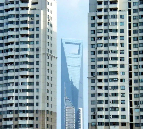 Shanghai World Financial Center Visto Através Dois Edifícios Residenciais Lujiazui — Fotografia de Stock