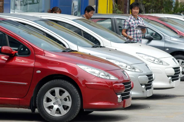 Chinese Car Buyers Look Peugeot Cars Peugeot Dealership Nanjing City — Stock Photo, Image