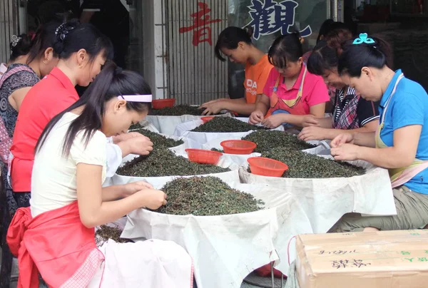 Κινεζικές Γυναίκες Ετοιμάζουν Φύλλα Τσαγιού Μια Αγορά Εμπορευμάτων Στην Πόλη — Φωτογραφία Αρχείου