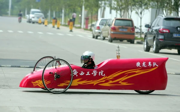 Uma Mulher Chinesa Tenta Carro Corrida Caseiro Durante Test Drive — Fotografia de Stock