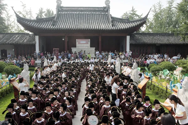 Schüler Der Klasse Traditionellen Chinesischen Studentenuniformen Während Der Ersten Schreibzeremonie — Stockfoto