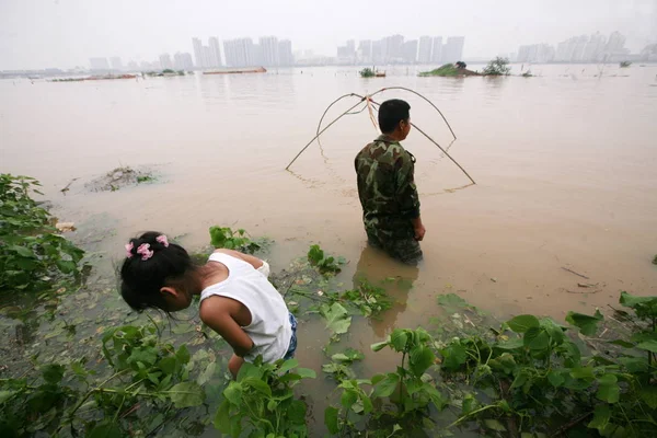 Ein Chinese Der Hochwasser Steht Blickt Auf Eine Überflutete Kleine — Stockfoto