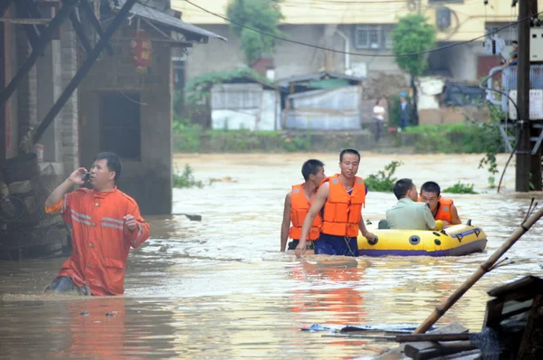 Китайские Спасатели Идут Наводнении Найти Местных Жителей Попавших Ловушку Наводнений — стоковое фото