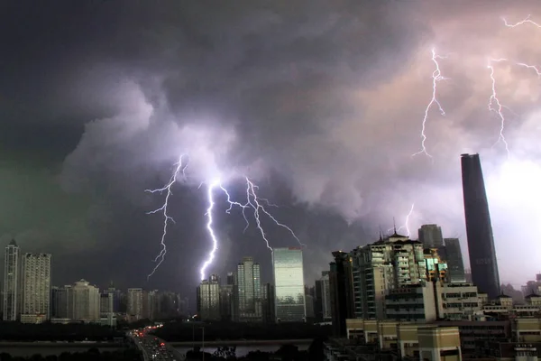 Relâmpagos São Vistos Durante Uma Tempestade Cidade Guangzhou Sul Província — Fotografia de Stock