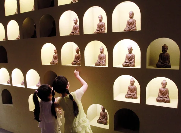 Tchajwanské Dívky Vypadají Jako Buddhové Čokolády Náhledu Světového Čokoládového Wonderlandu — Stock fotografie