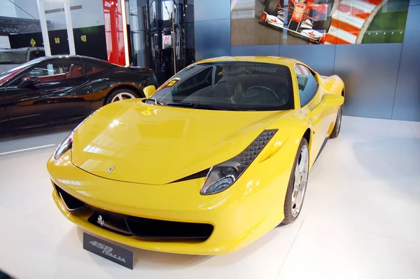 Een Ferrari 458 Italia Sportwagen Wordt Weergegeven Tijdens Een Autoshow — Stockfoto