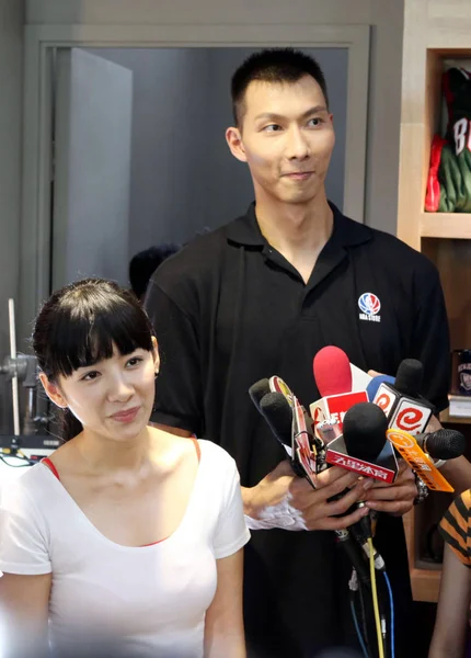 2010年9月13日 在中国上海举行的篮球主题电影 的拍摄过程中 看到了中国女星黄毅 和华盛顿奇才的中国篮球运动员易建联 — 图库照片