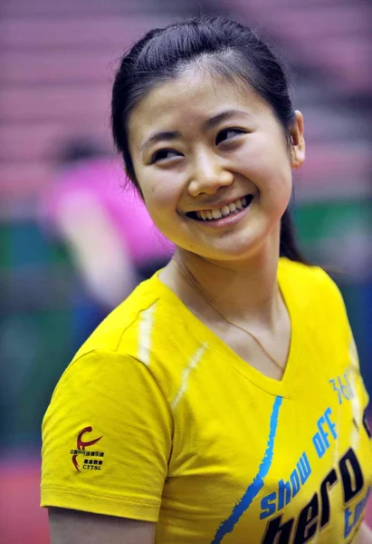 日本の卓球選手の福原愛が 2010 日南中国広東省深セン市で中国卓球スーパー リーグの 回戦のトレーニング セッション中に見られています — ストック写真