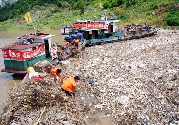 Lavoratori Filo Cinesi Ripuliscono Rifiuti Galleggianti Sul Fiume Yangtze Nel — Foto Stock