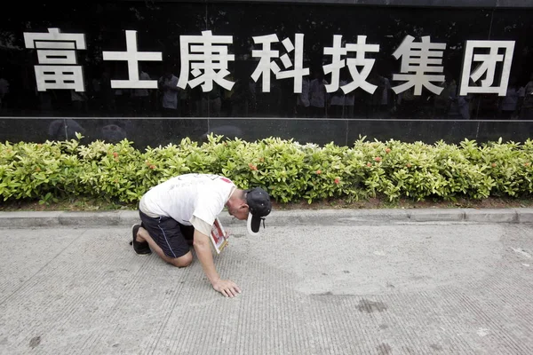 Zishan Padre Del Empleado Foxconn Xiangqian Que Suicidó Saltando Edificio — Foto de Stock