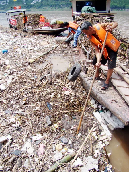 Lavoratori Cinesi Ripuliscono Rifiuti Galleggianti Sul Fiume Yangtze Nel Bacino — Foto Stock