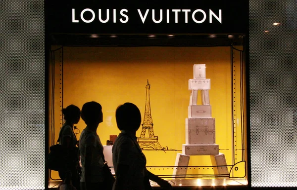 Residentes Locais Passam Por Uma Boutique Louis Vuitton Suzhou Leste — Fotografia de Stock