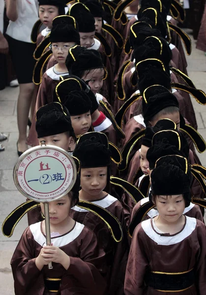 2010年8月30日 中国東部江蘇省南京市の孔子寺で行われた第一次書記式では 中国の伝統的な学生の制服を着た中国の1年生が列を作った — ストック写真