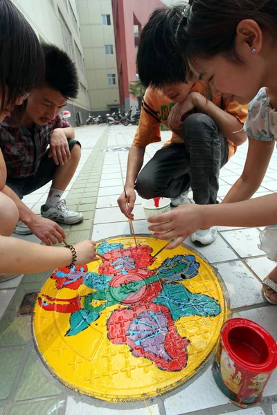 Çinli Öğrenciler Xuchang Şehir Xuchang Üniversitesi Nde Bir Rögar Kapağı — Stok fotoğraf